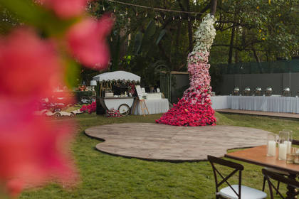 Photo-op and Floral detail — wedding decor — Casa Waters